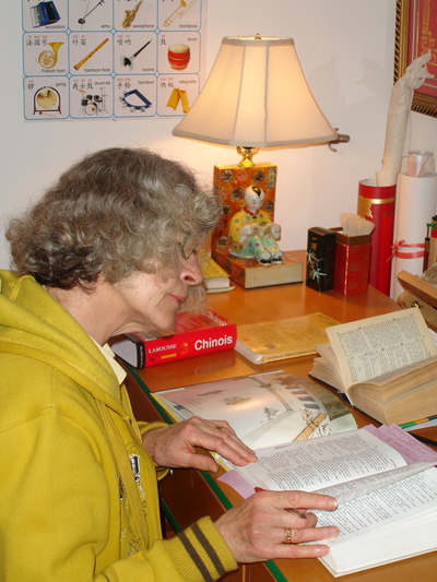 Artiste lisant un livre