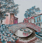 jeune femme traversant petit canal sur pont de pierre dans village coloré et fleuri